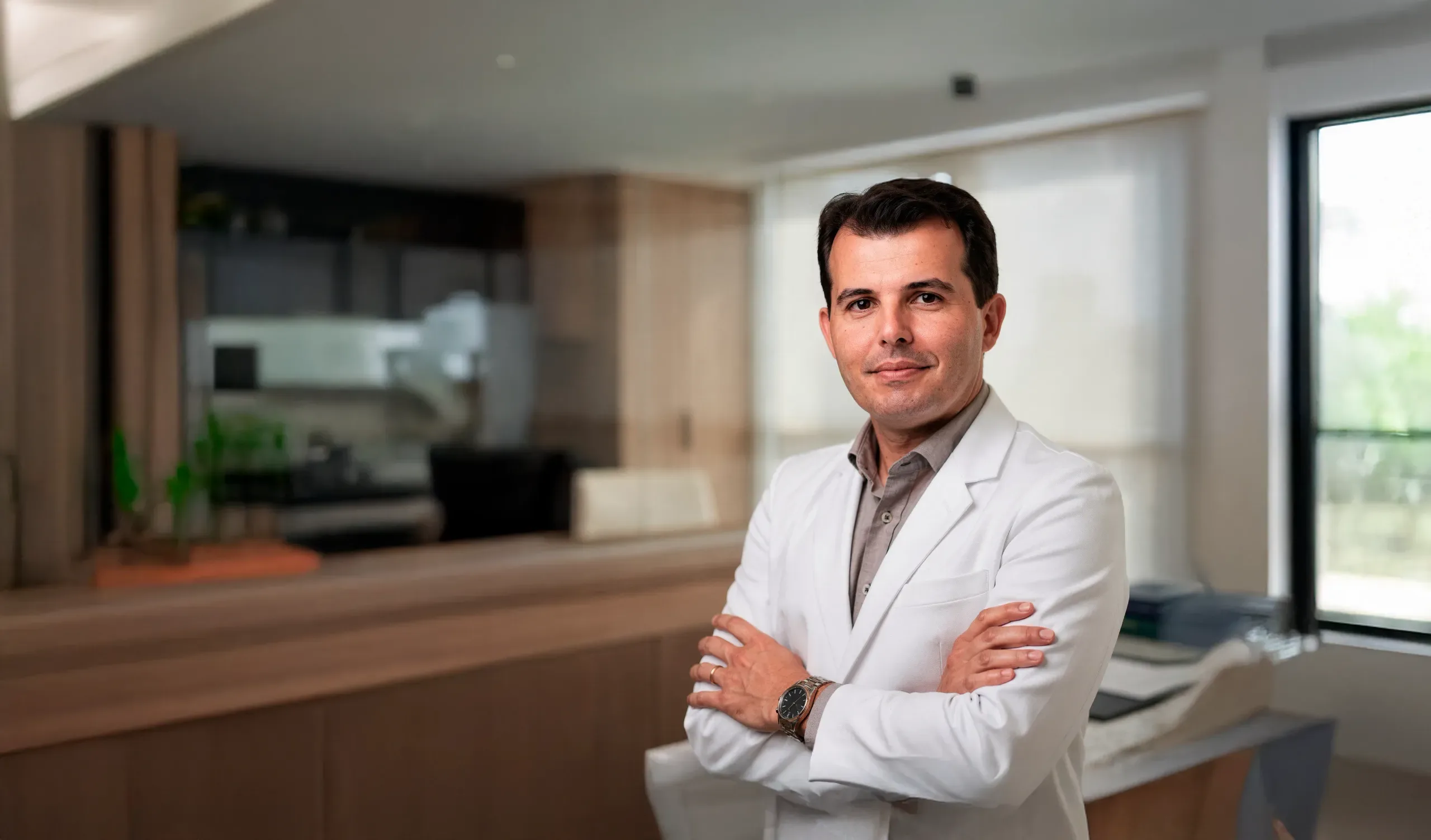 Dr. Bruno Figueiredo em seu consultório