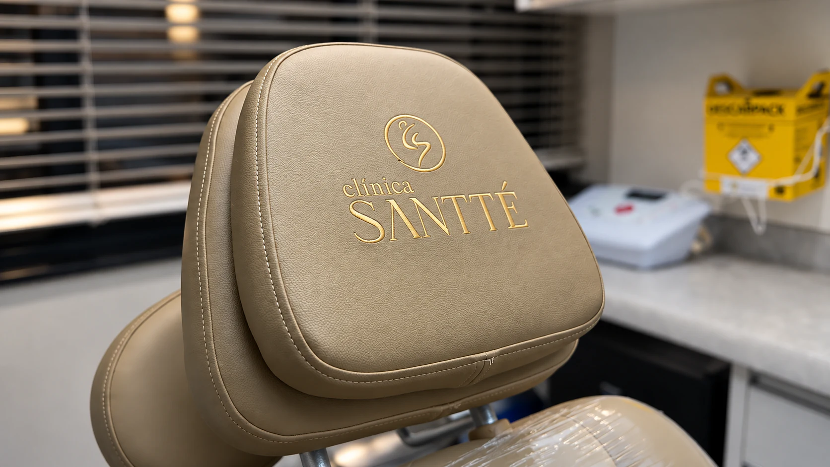 Detalhe da maca da sala de procedimentos, com a marca da Clínica Santté
