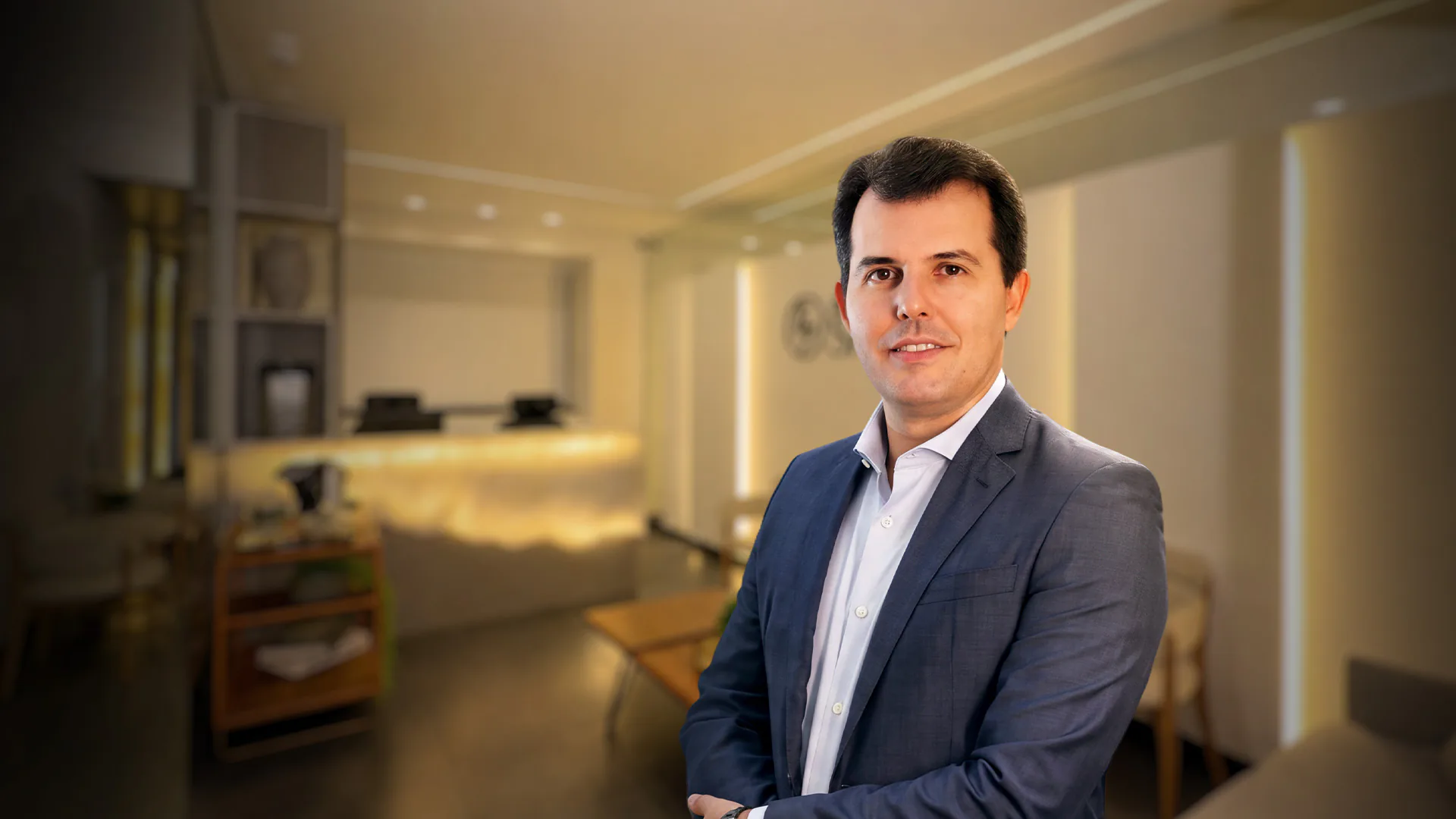 Dr. Bruno Figueiredo em seu consultório