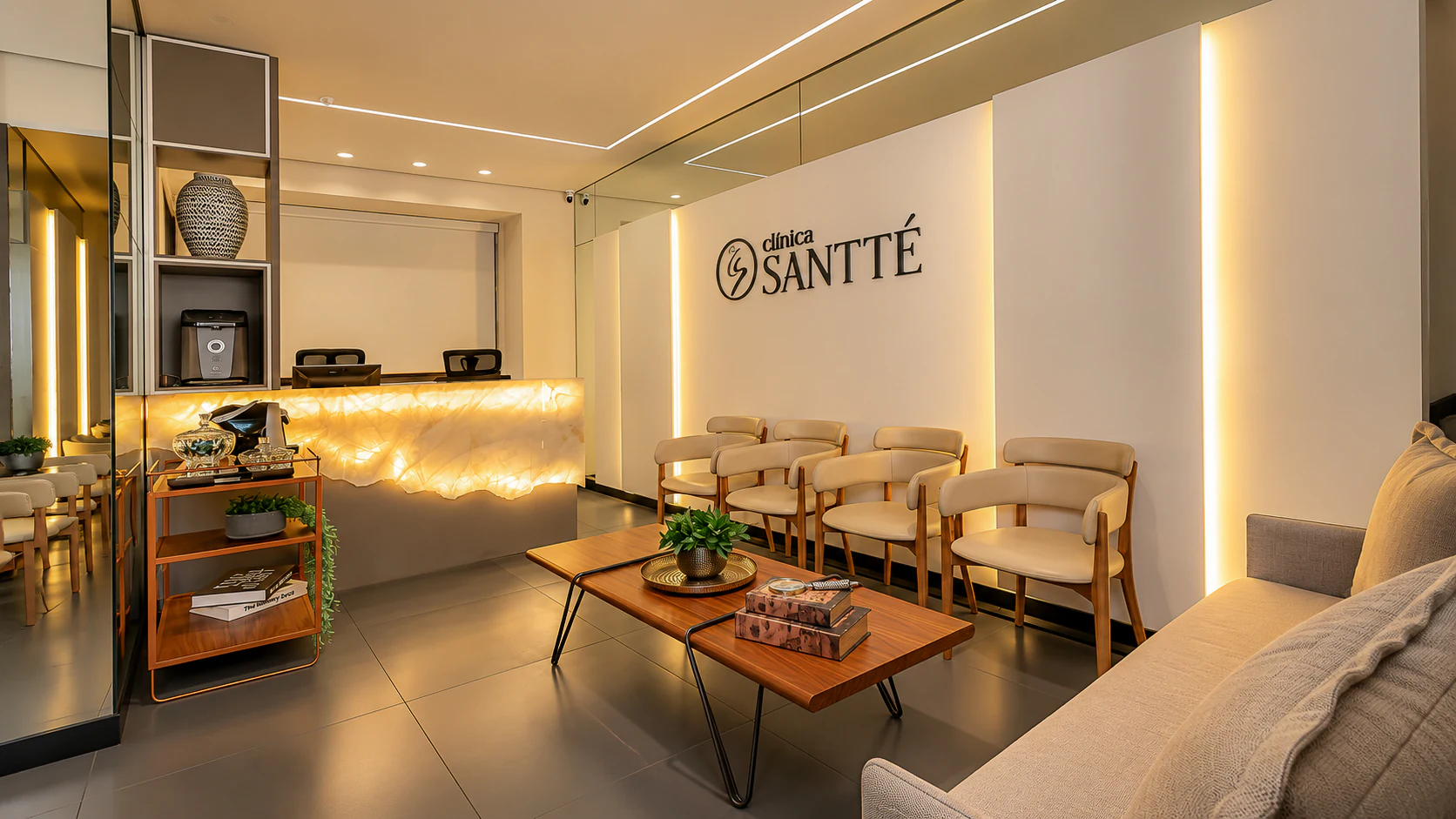 Recepção da Clínica Santté, com balcão de atendimento e sala de espera ao fundo