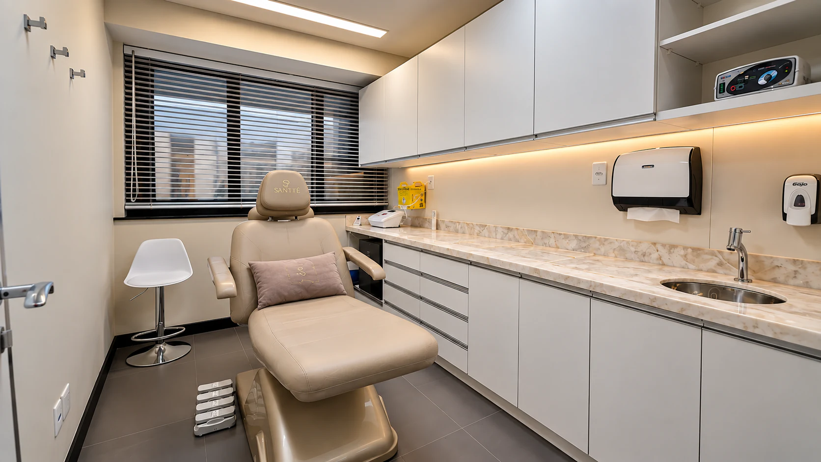Sala de procedimentos da Clínica Santté, com maca e bancada de apoio